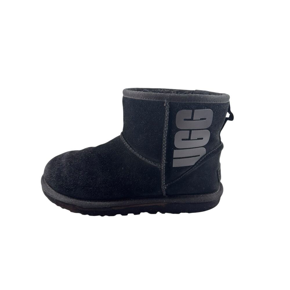 UGG CLASSIC MINI UGG RUBBER LOGO GRAPHIC BLACK BOOT US 8/ EU 39/ UK 6